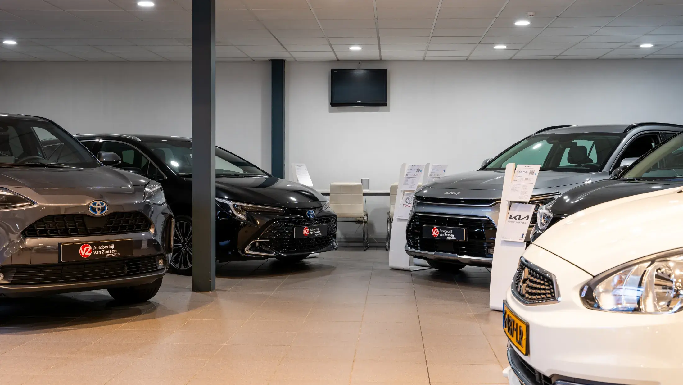 Overzicht showroom Autobedrijf Van Zessen