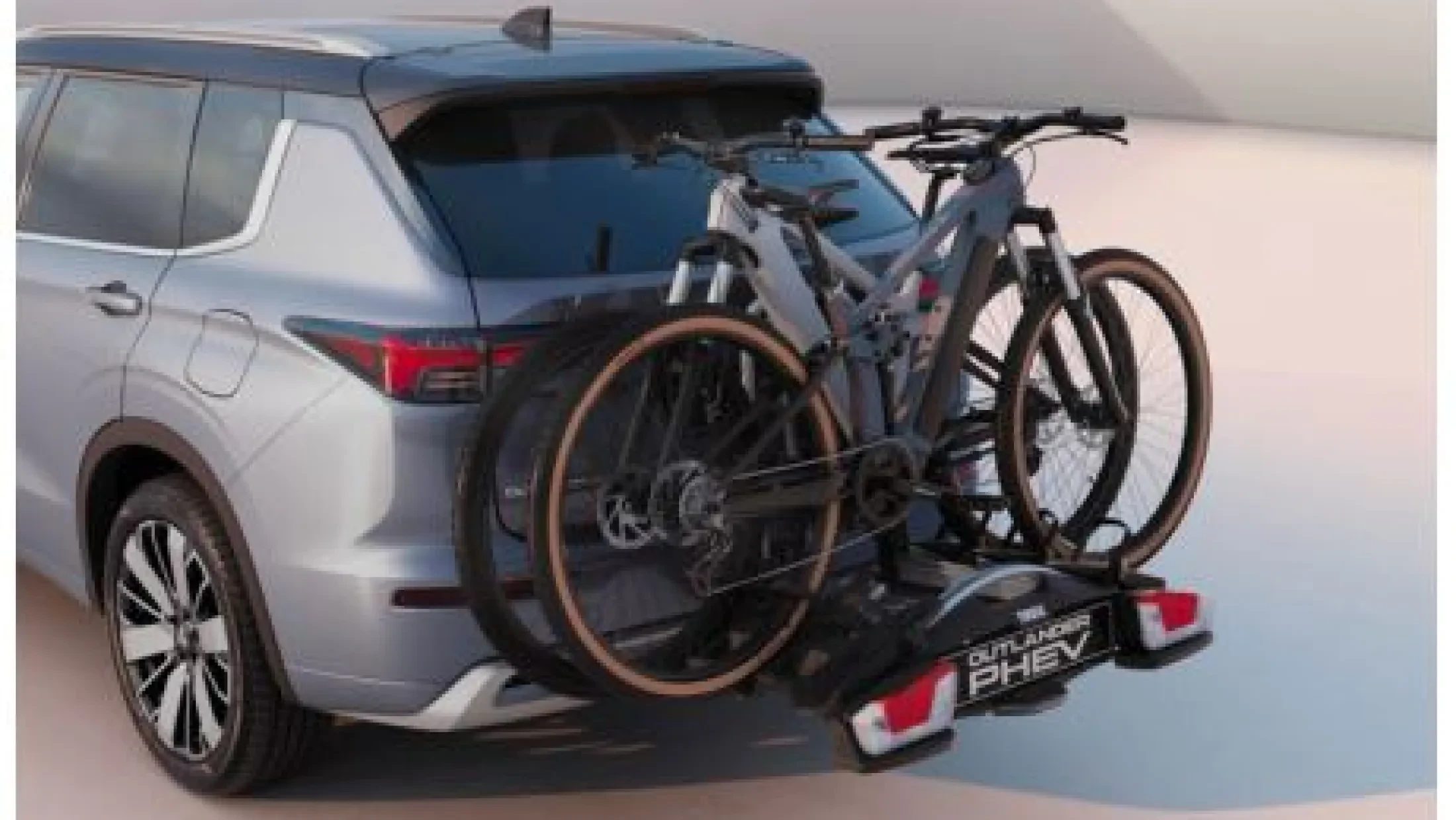 trekhaak met fietsendrager op Outlander PHEV MY 2025