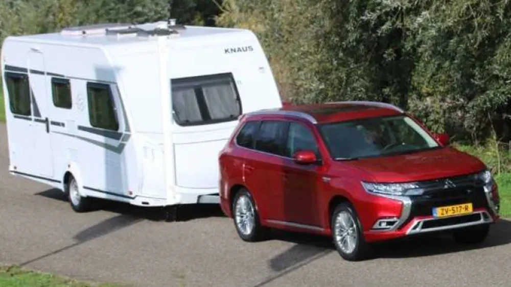 Mitsubishi Outlander PHEV Diamond REd met caravan