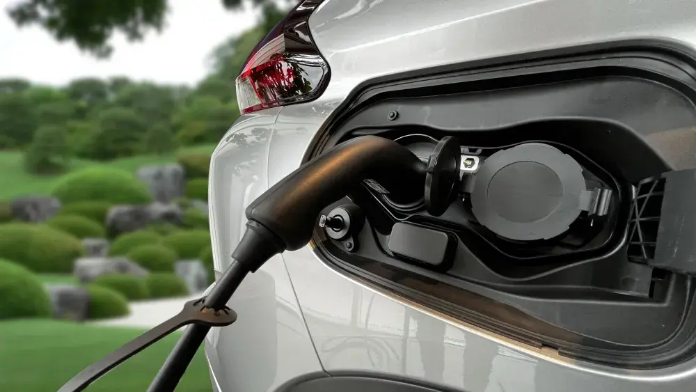 Japans landschap achtergrond met laadpunt Mitsubishi Eclipse Cross PHEV