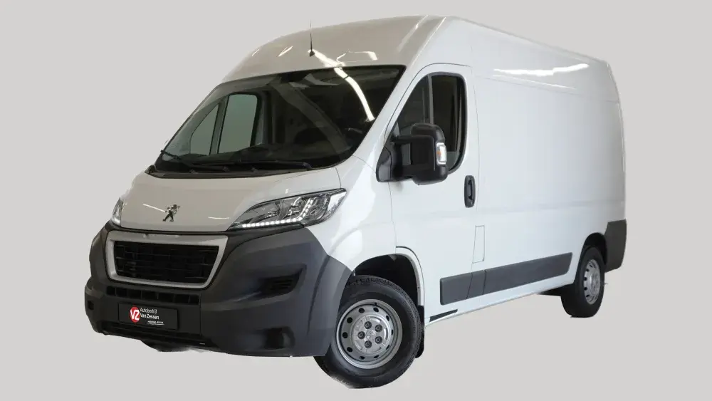 Witte Peugeot Boxer met logo Autobedrijf Van Zessen tegen grijze achtergrond