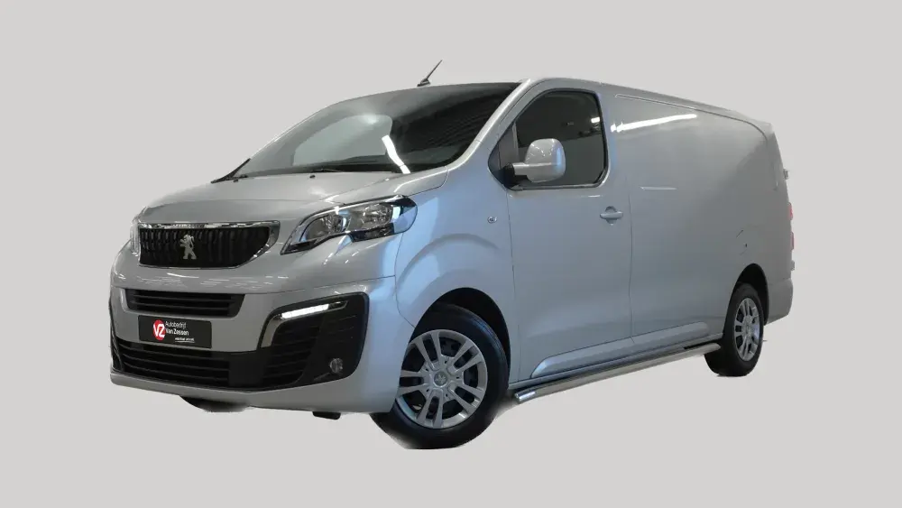 Grijze Peugeot Partner met logo Autobedrijf Van Zessen tegen grijze achtergrond