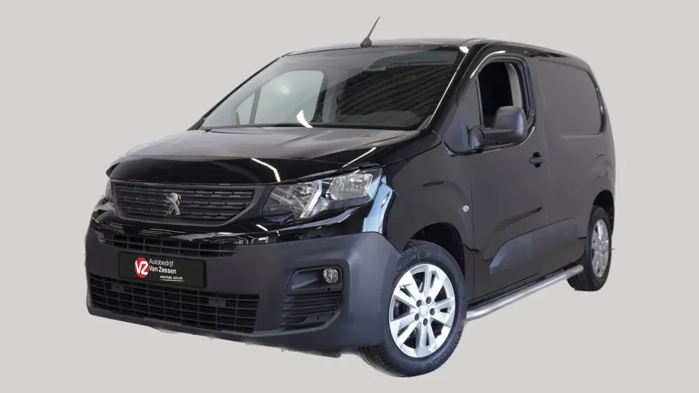 Zwarte Peugeot Partner tegen grijze achtergrond met logo autobedrijf van zessen