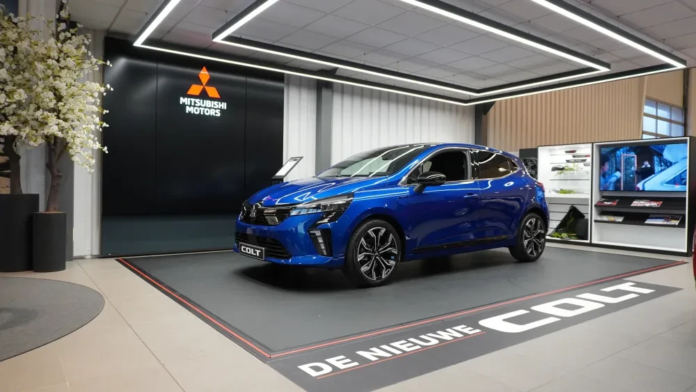 Nieuwe Mitsubishi Colt Royal Blue in de showroom