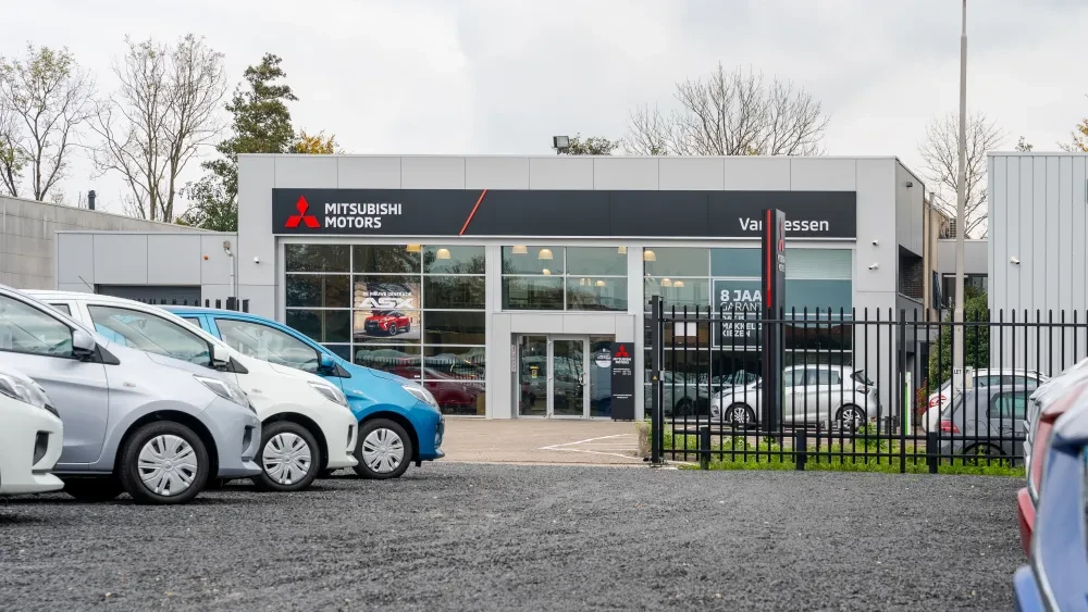 Aanzicht showroom vanaf afstand