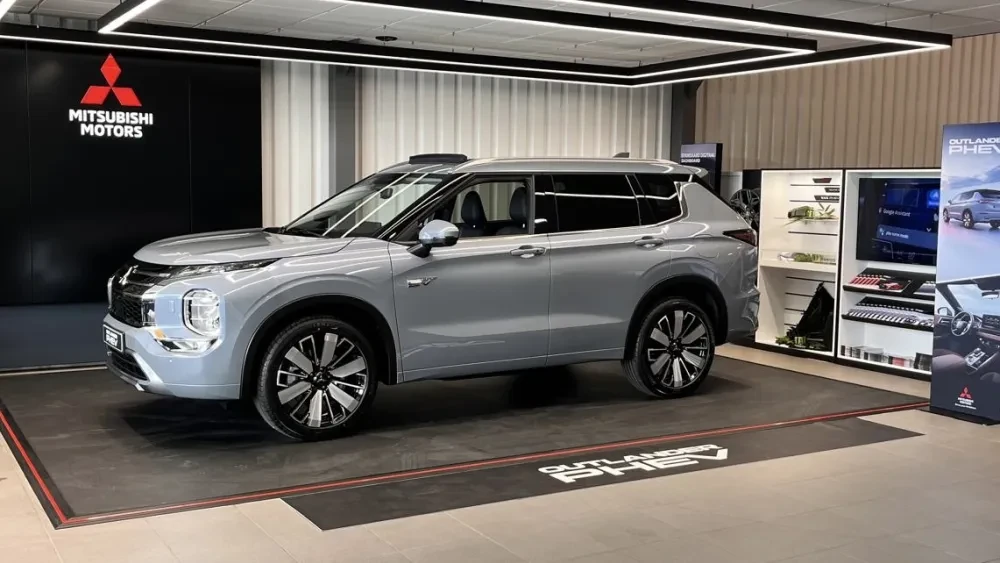 Mitsubishi Outlander PHEV MY 2025 in de showroom