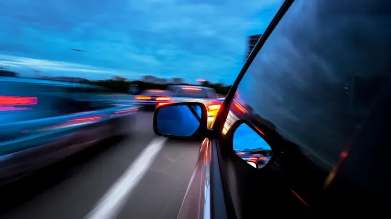 Auto's in de file met een donkere dreigende wolkelucht