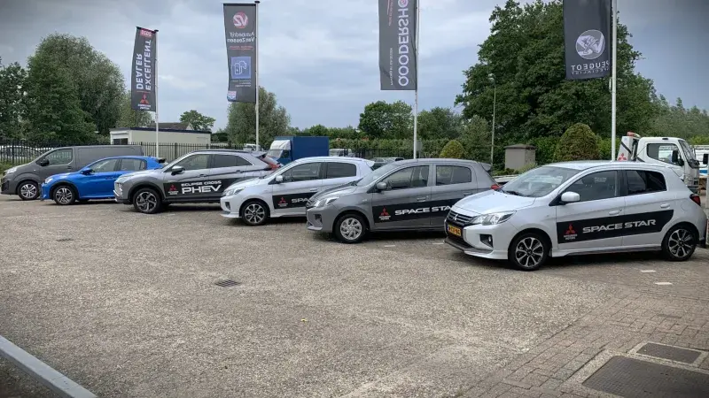 Wolkenlucht met deel vervangend vervoer auto's (Mitsubishi Space Star, Mitsubishi ASX, Mitsubishi Eclipse Cross PHEV, Peugeot 208, Peugeot Expert