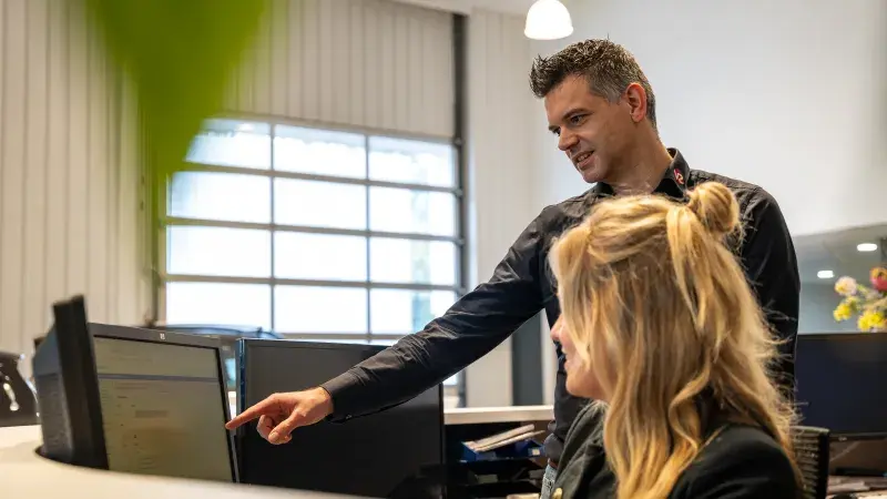 Esther en Remko achter de balie