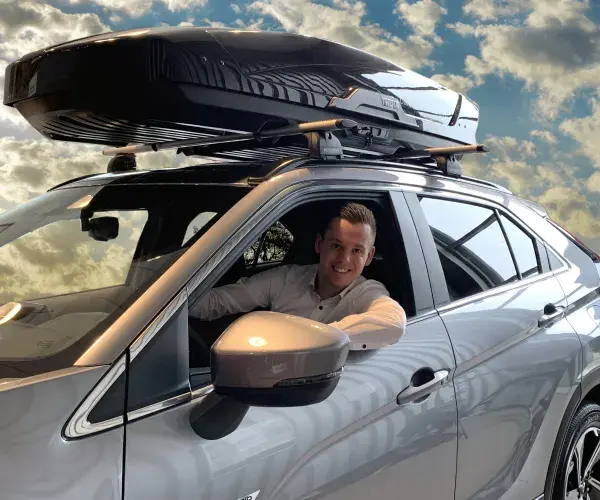 Twan van der Aar is klaar voor de vakantie! in een Mitsubishi Eclipse Cross met dak koffer voor extra bagaruimte