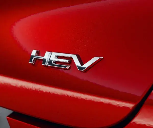 Nieuwe Mitsubishi ASX MY2023 in het rood metallic met HEV (full hybrid) logo