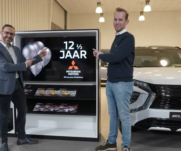 Arie den Besten en Thijs Weeda in de vernieuwde showroom van Autobedrijf Van Zessen ter gelegenheid van het 12 ½ jarig dealer schap van Mitsubishi