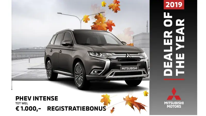 Mitsubishi Outlander PHEV Granite brown herfstbladeren en lege parkeerplaats logo dealer of the year