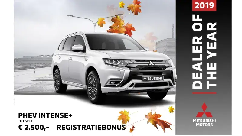Mitsubishi Outlander PHEV Intense+ Silky White herfstbladeren en lege parkeerplaats logo dealer of the year
