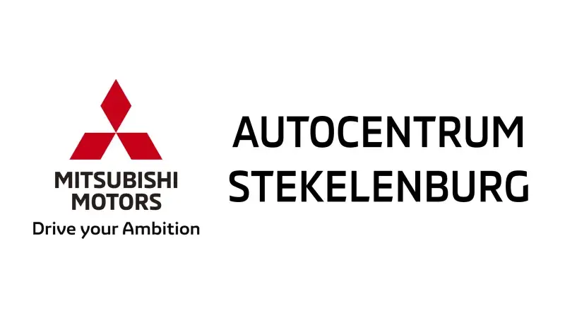 Witte achterfgrond met logo Mitsubishi Motors zwarte letters 3 rode diamanten en Autocentrum Stekelenburg